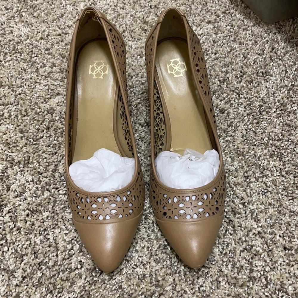 Ann Taylor tan leather pumps with cut out detail